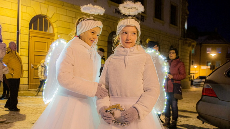 Zum Abschluss der Adventsaktionen in Kamenz gab es eine Engelparade. Die Engel Lea (l.) und Karla vertraten die erkrankten Engel Fritzie und Greta, die in den vorangegangen Wochen fleißig in der Stadt unterwegs waren.