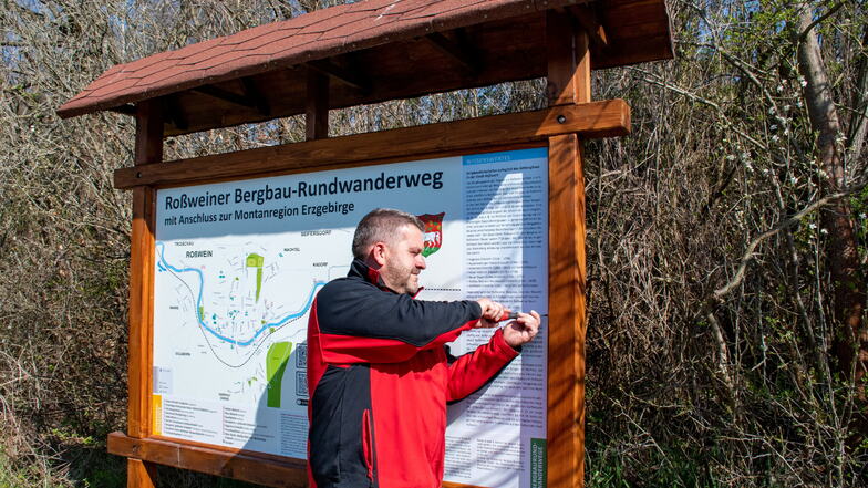 Roßweins Wanderwegewart Jens Pigorsch bei der Montage der Ausschilderung für den Bergbau-Rundwanderweg. Auch dieser Weg ist in der Neuauflage der Wanderkarte zu finden.