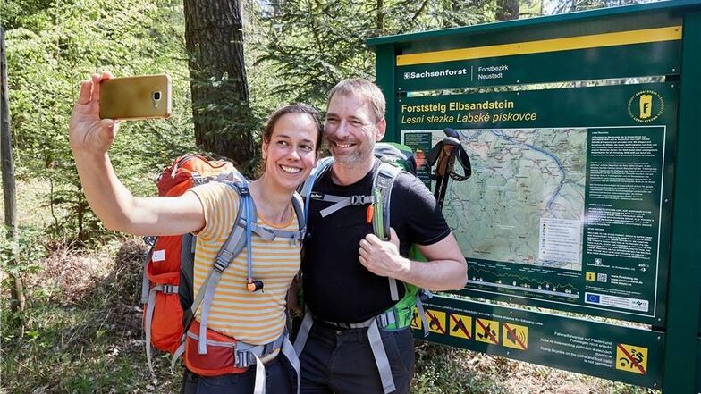 Ein Selfie vor der neuen Wandertafel ließen sich Katharina Fäth aus Harsefeld und Göde Klöppner aus Osnabrück nicht entgehen.