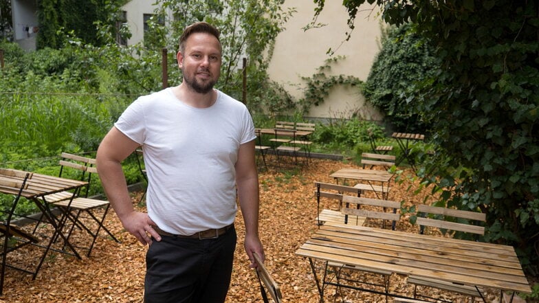 Sebastian Sarfert, Inhaber des Bistros „Kochwerk“ am Demianiplatz, im neu ausgebauten Garten seines Betriebs.