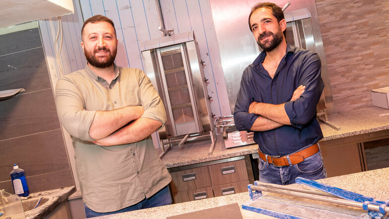 Noch ist hier eine Baustelle, doch bald werden Döner-Kebab und andere Speisen serviert, sagen die Betreiber Hakan Karadogan (links) und Ercan Sagir (rechts).