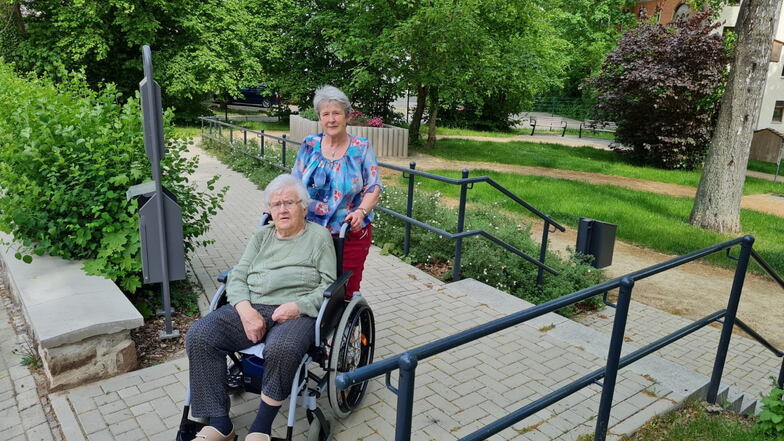 Marianne Weide und ihre Tochter Margit Kaiser besuchen gerne den Seniorenpark an der Breitscheidstraße in Waldheim.