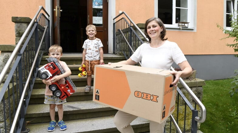 Kita-Leiterin Katharina Födisch hat zusammen mit Theo (l.) und Luca eine der Umzugskisten gepackt.