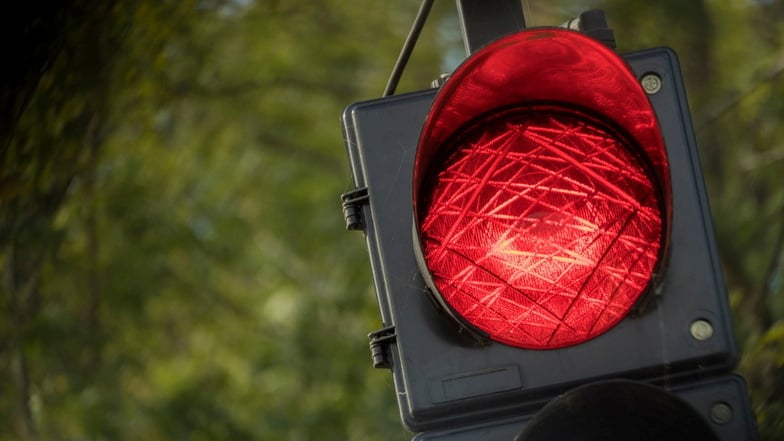 Eine defekte Ampel, die irrtümlich Rot anzeigte, hat in Bautzen für einen Unfall gesorgt.