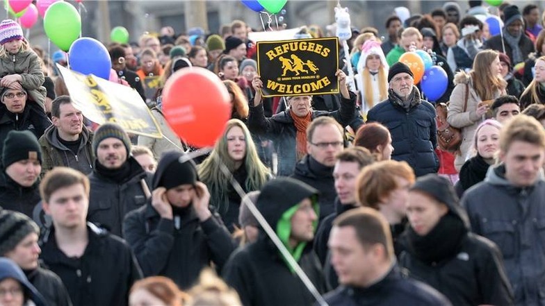 Die Veranstalter der Kundgebung mit anschließendem Marsch durch Dresden wenden sich gegen die Kriminalisierung von Asylsuchenden und treten unter anderem für bessere Unterkünfte, eine rasche Bearbeitung der Asylanträge und das Recht ein, als Flüchtling in Deutschland schneller eine Arbeit aufnehmen zu können.