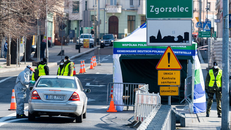 Ein Archivbild von einer Grenzkontrolle Ende März 2020 in Görlitz auf der Brücke der Freundschaft an der polnische Grenze vor Zgorzelec.