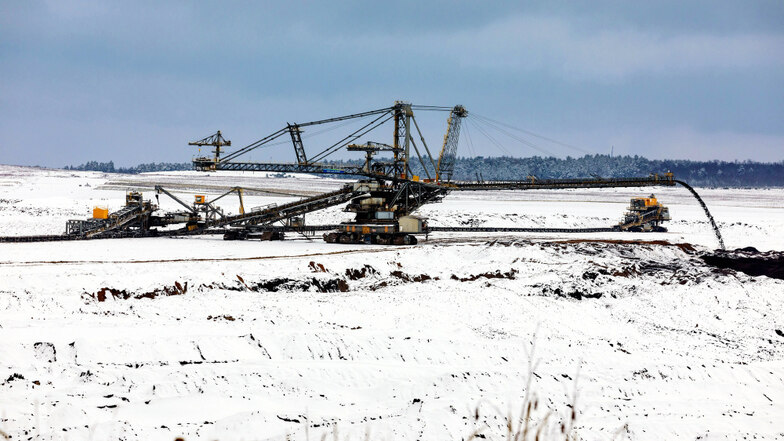 Tagebau Welzow-Süd im Winter. Die Anlagen laufen trotz des Winters auf voller Leistung. Die Kohle ist unverzichtbar.