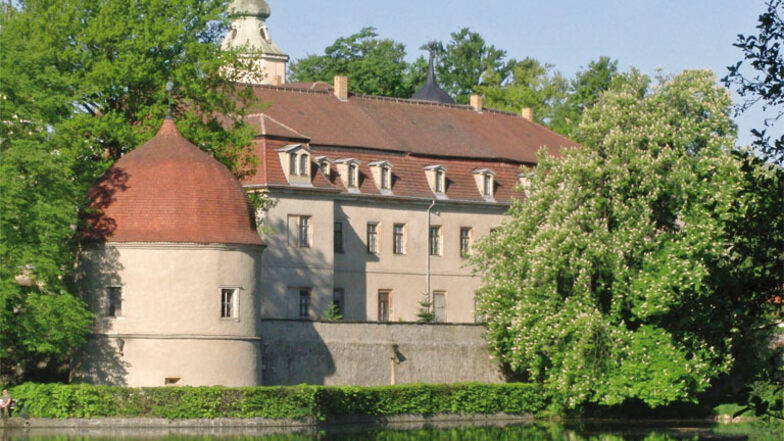 1218 wurde Hermsdorf erstmalig erwähnt. Unter der Familie von Carlowitz wurde der Schlossteich angelegt, das Schloss erweitert sowie die Papiermühle, die Schenke, die Schmiede und eine Stallung erbaut. Viele berühmte Persönlichkeiten prägten die Geschichte des Schlosses. Der Park im englischen Stil lädt mit seinen uralten Bäumen, der Teichanlage und den geschwungenen Wegen zum Spazieren ein. | Schlosspark Hermsdorf | Else-Sommer-Str. 3, 01458 Ottendorf-Okrilla