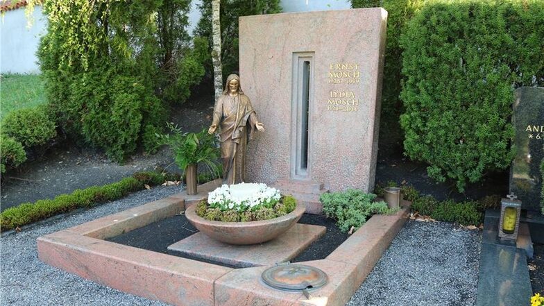 Zum Abschluss der kleinen Reise nach Neugablonz geht es noch einmal auf den Georgiberg in Untergermaringen. Auf dem dortigen Friedhof ist der bekannte Musiker und Komponist Ernst Mosch begraben.
