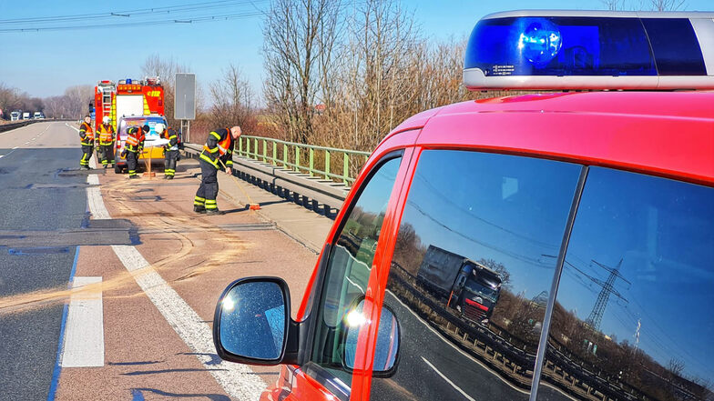 Die Feuerwehr Döbeln rückte am Morgen zu einem Unfall auf die A14 an der Anschlussstelle Döbeln-Nord aus. Dort kollidierten ein Kleinbus sowie ein Auto.