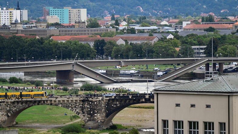 18 Minuten vor dem Kollaps fuhr die letzte Straßenbahn in den frühen Morgenstunden am Mittwoch über die Elbbrücke.