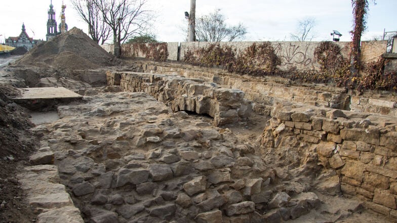 Das ist einer der beiden Bögen der ersten steinernen Dresdner Elbebrücke von 1222, die am Neustädter Brückenende von Archäologen im Zuge der jüngsten Brückensanierung freigelegt wurden. Die Brückenteile bleiben im Untergrund erhalten.