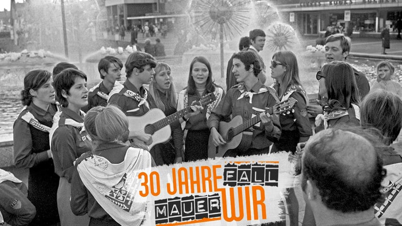 DDR-Idyll: Ein FDJ-Singeklub beim Jugendtreffen 1970 am Pusteblumen-Brunnen auf der Prager Straße in Dresden.