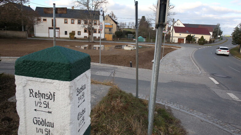 Auf der freien Fläche im Elstraer Ortsteil Rauschwitz, wo einst der Traditionsgasthof "Zum Hochstein" stand, soll jetzt ein Dorfzentrum entstehen.