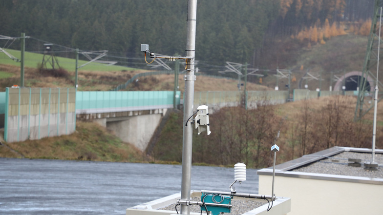 Eine Wetterstation steht in der Nähe von Ilmenau an einer ICE Strecke. Damit sollen genauere Vorhersagen möglich sein und Zugausfälle verhindert werden.