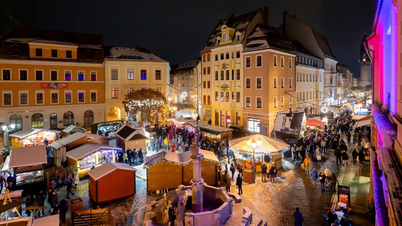Der Wenzelsmarkt in Bautzen erstreckt sich über den Hauptmarkt, die Reichenstraße und den Kornmarkt. 2023 findet der Weihnachtsmarkt zum 640. Mal statt.