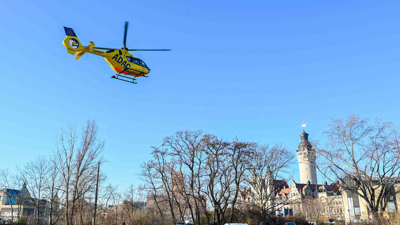 Ein Rettungshubschrauber brachte einen Notarzt an die Einsatzstelle. Der Helikopter landete auf einem benachbarten Parkplatz.