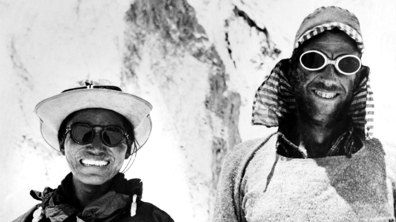 Ganz oben! Der neuseeländische Bergsteiger Edmund Hillary (r.) und Sherpa Tenzing Norgay sind die ersten Menschen auf dem 8.848 Meter hohen Mount Everest.