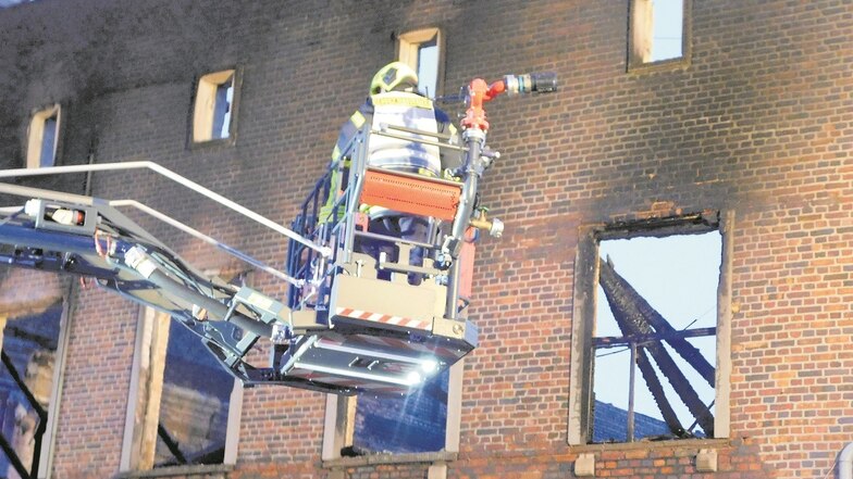 Die Feuerwehren versuchten auch, von Drehletern aus zu löschen, hatten aber letztlich keine Chance, das Einstürzen der Dächer zu verhindern.