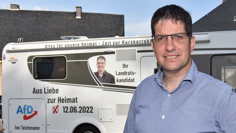 Ivo Teichmann vor dem Wohnmobil, mit dem er im Wahlkampf unterwegs war.