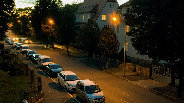 Straßenlampen an der Schillerstraße in Copitz: Vorerst bleiben die Laternen nachts an.