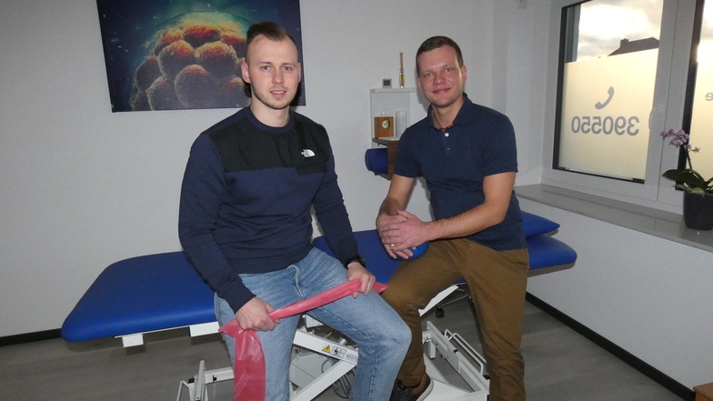 Standortleiter Jan-Sebastian Zenkner (l.) und Juniorchef Martin Melcher von der Physiotherapie Hagen Melcher freuen sich über optimale Bedingungen an ihrem neuesten Standort in der früheren BHG in Neschwitz.