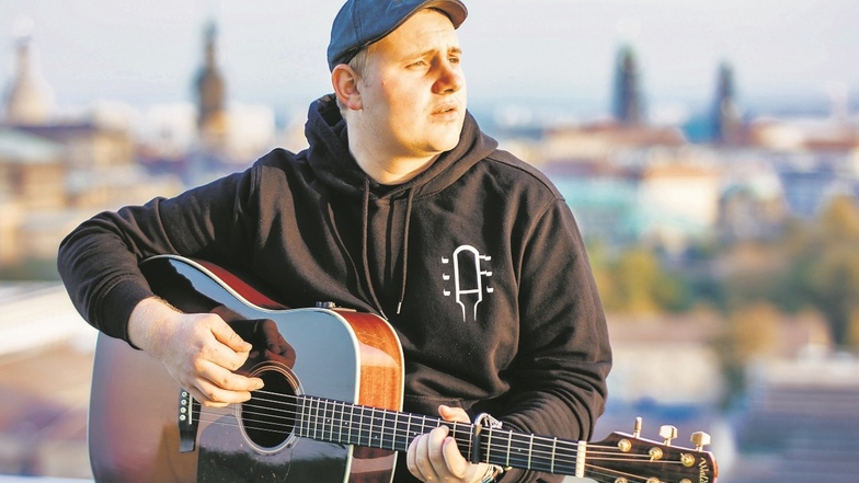 Mit Gitarre über den Dächern von Dresden: Die Lichter der Großstadt inspirierten Alwin Frei zu einem Lied.