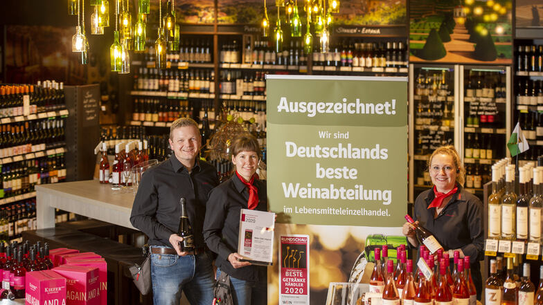 Björn Keyser, Kathleen Mitschke und Liane Schubert (v.l.n.r.) wurden erneut für ihre Weinabteilung ausgezeichnet.