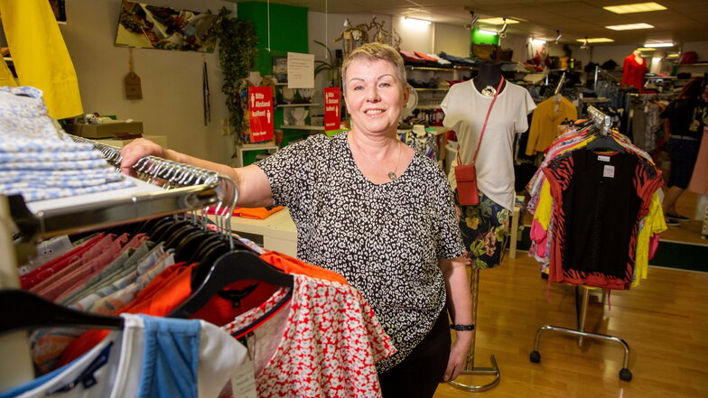 Kerstin Ratsch in ihrem Modegeschäft in Pulsnitz. In ihrem Geschäft in Kamenz läuft gerade der Ausverkauf. Der Laden schließt nach 32 Jahren.
