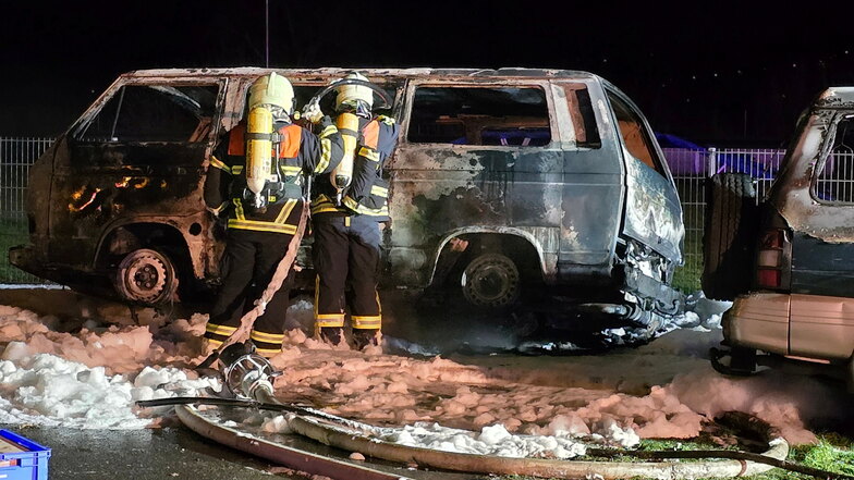 Bis etwa 4 Uhr dauerte der Löscheinsatz. Der VW-Bus ist komplett abgebrannt.