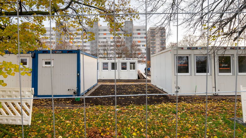 In Dresden wurden Container für Asylsuchende aufgebaut. Jetzt gibt es Gerüchte, dass das auch in Neustadt der Fall sein könnte.