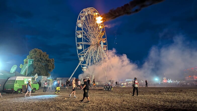 Zwei Gondeln des Riesenrads auf dem Highfield-Festival am Störmthaler See haben am Samstagabend Feuer gefangen.