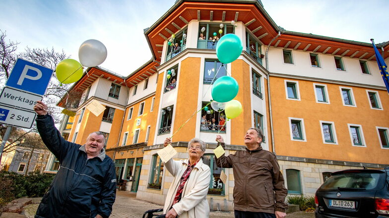 Die Bewohner der Alloheim-Seniorenresidenz am Eichberg in Waldheim am Silvestervormittag Ballons mit guten Wünschen fürs neue Jahr steigen.