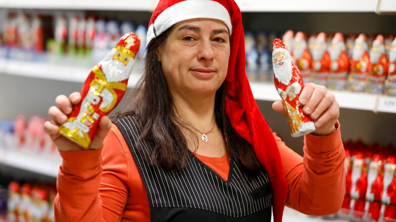 Janet Blum hat im Werksverkausfsladen in Oderwitz noch Weihnachtsmänner im Angebot. Am 22. Dezember schließt das Geschäft.