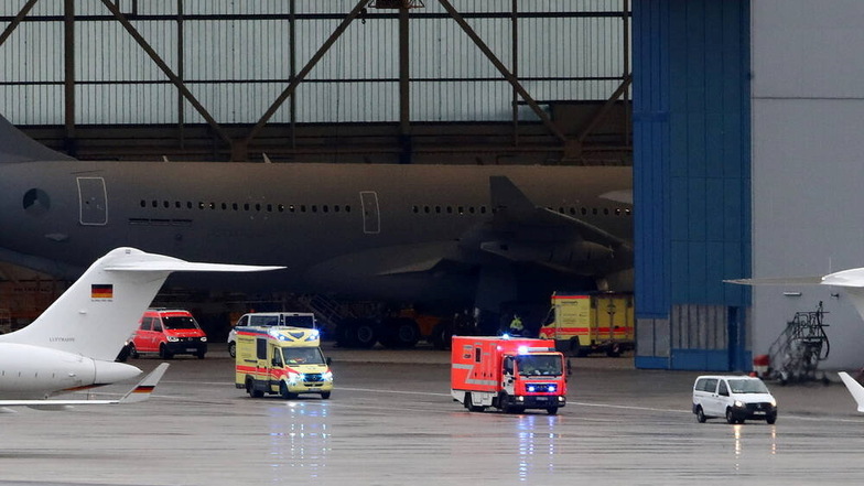 In Köln rollt der Airbus auf dem militärischen Teil des Flughafens bis in den Hangar. Hier übergeben die Bundeswehrärzte die Patienten zurück in zivile Hände.