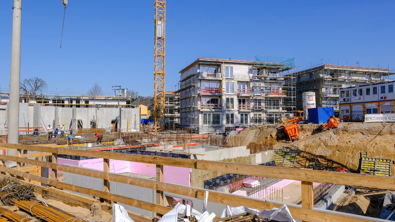 Mehrfamilienhäuser entstehen gerade in Radebeul-Ost auf dem ehemaligen Glasinvest-Areal. Kaufpreis für Wohnungen: rund 5.000 Euro je Quadratmeter.