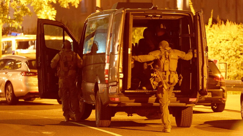 Einsatzkräfte steigen vor einem Düsseldorfer Hotel in ihr Fahrzeug.