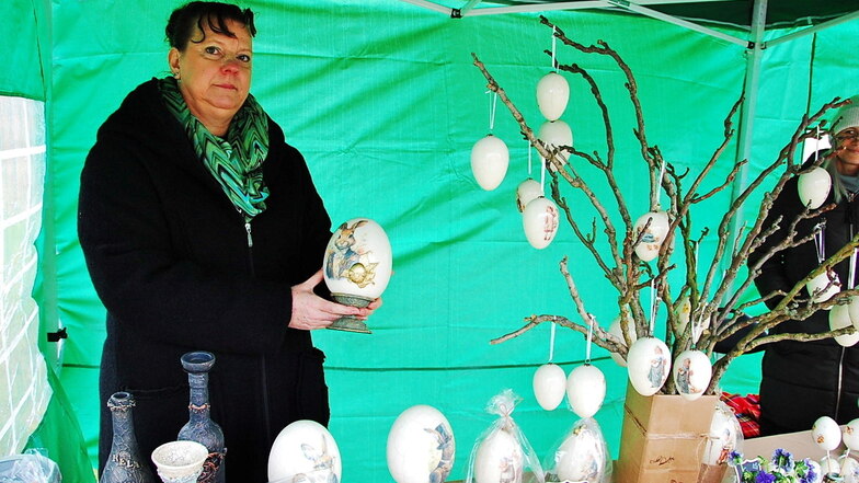 Die Meißnerin Kerstin Neumann bot auf dem Ostermarkt in Hirschstein kunstvolle Ostereier aus Keramik und Kunststoff an.