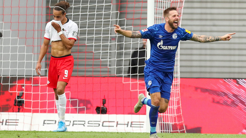 Schalkes Guido Burgstaller jubelt nach dem Tor zum  0:1 durch seinen Teamkollegen Sane, links ärgert sich Leipzigs Yussuf Poulsen.