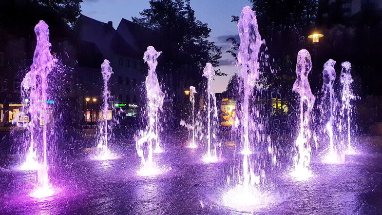 Beleuchtete Fontänen am Pirnaer Friedenspark: Die Wasserspiele dürfen jetzt wieder Besuchermagnet sein.