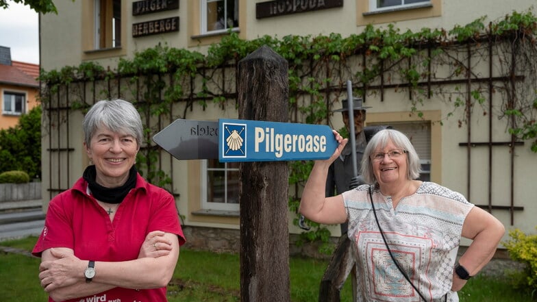 Monika Gerdes und Maria Meyer vor ihrer Pilgerherberge in Crostwitz bei Kamenz.