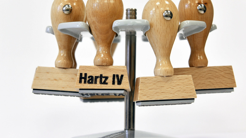 Der Hartz-IV-Regelsatz für alleinstehende Erwachsene soll im nächsten Jahr auf 449 Euro pro Monat steigen.
