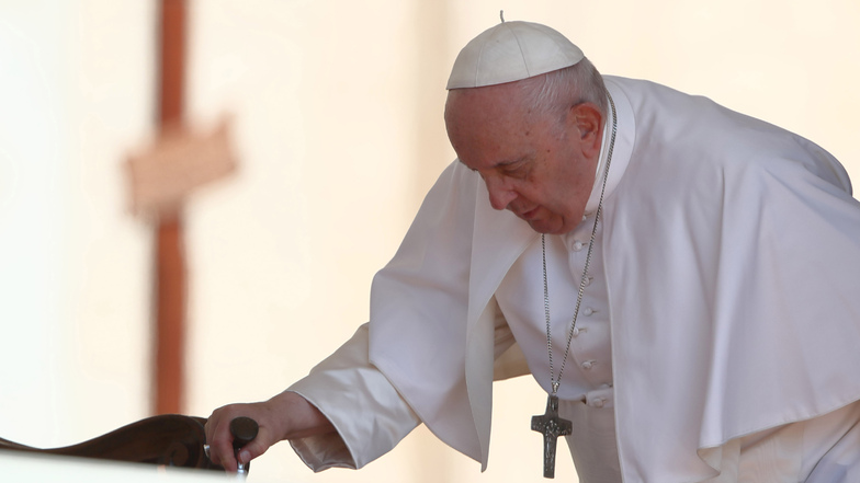 Papst nach OP im Krankenhaus: Vatikan tritt Sorgen entgegen
