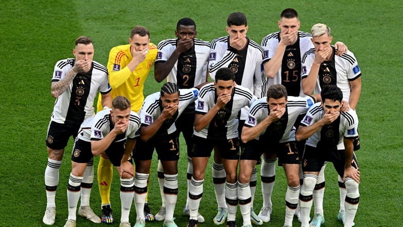 Durch das 1:2 gegen Japan trat die „Mund zu“-Geste des deutschen Teams als Protest gegen das Fifa-Verbot der „One Love“-Binde schnell in den Hintergrund.