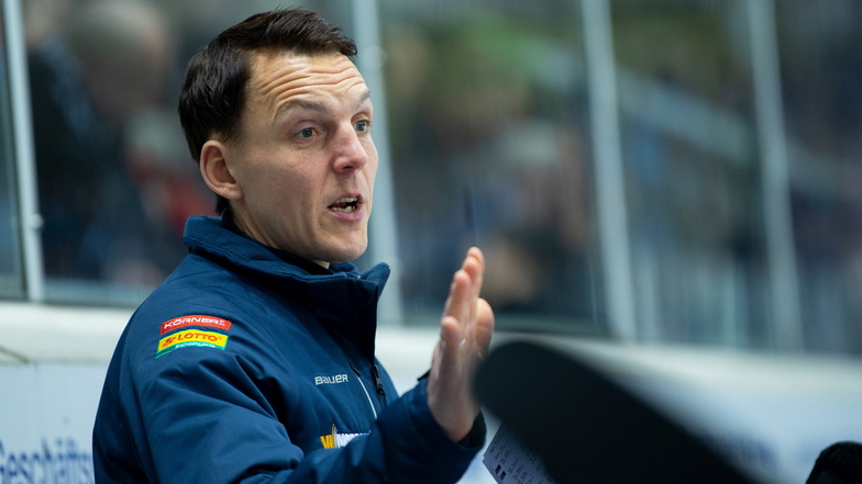 Der Finne Petteri Kllpivaara arbeitete bislang und gern als Co-Trainer der Dresdner Eislöwen. Erneut rutscht der 38-Jährige in einer sportlichen Krise zum Cheftrainer nach. Das soll bis auf Weiteres so bleiben.