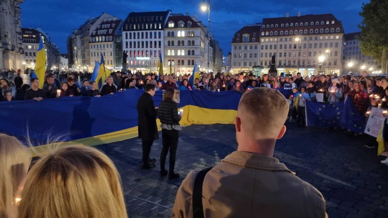 Knapp 200 Menschen nahmen am Montagabend auf dem Neumarkt in Dresden an der Demonstration teil.