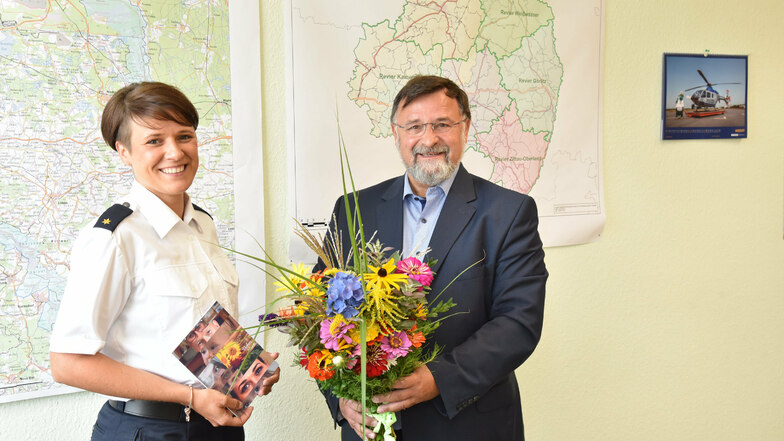 Joachim Rudolph dankt Soko-Argus-Chefin Susanne Heise für ihre Arbeit.