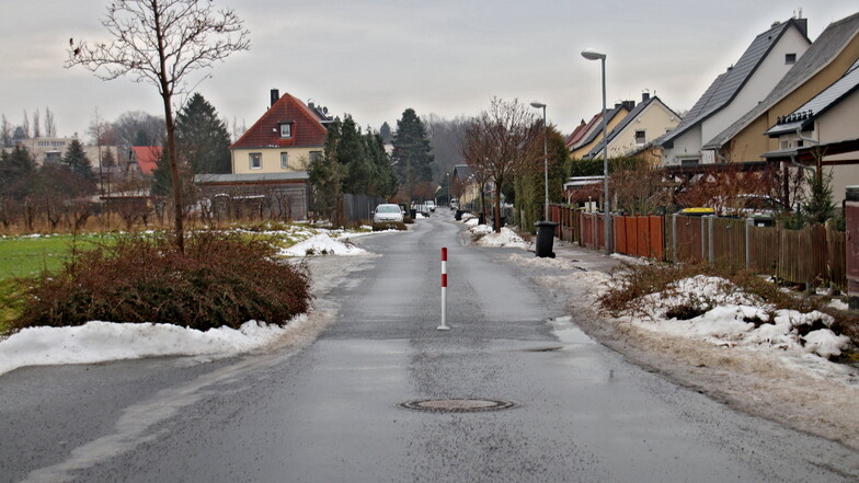 So stellen sich die Anwohner die Lösung des Straßenproblems in Arnsdorf vor: Ein Poller an der Weststraße soll den Durchgangsverkehr Richtung Ortsmitte verhindern, die Zufahrt zur Stolpener Straße aber gewährleisten.