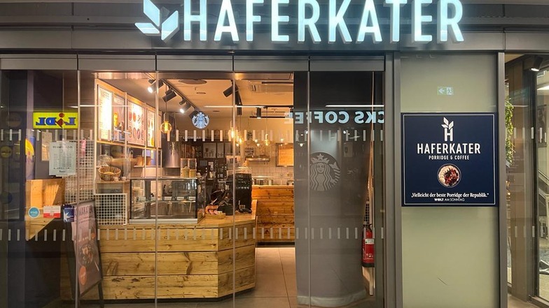 Porridge und Kaffee gibt es bei Haferkater am Hauptbahnhof Dresden derzeit nicht. Ohnehin sind aufgrund des Streiks kaum Menschen im Bahnhof unterwegs.