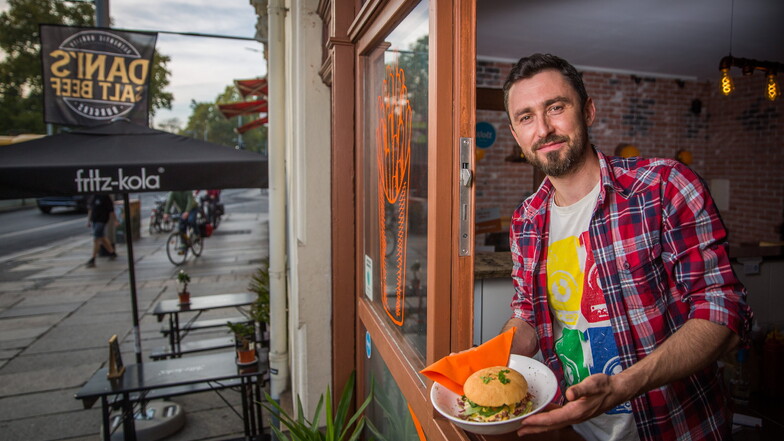 Sergiu Roman bietet in seinem Danis Salt Beef auf der Bautzner Straße Burger, Pommes und Pasta an.